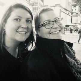 Laurie, participante de un estudio clínico sobre cáncer de mama de Pfizer, y su hija Shannon