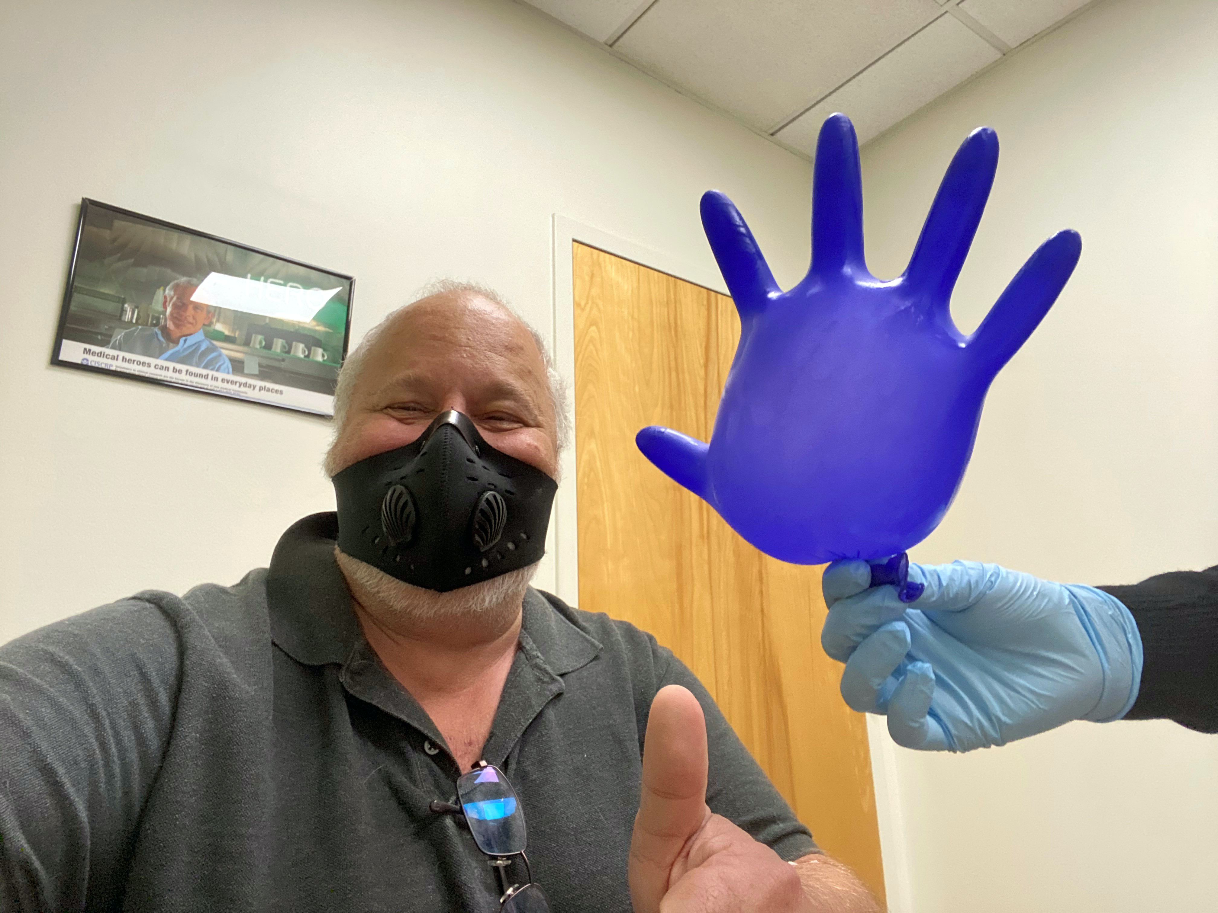 Jeff, participante de un estudio clínico de Pfizer, después de aplicarse la vacuna