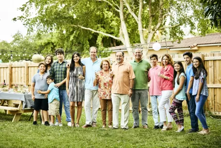 Familia hablando al aire libre - Diversidad en los Estudios Clínicos