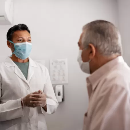 Participante de un estudio clínico y proveedor de atención médica hablando