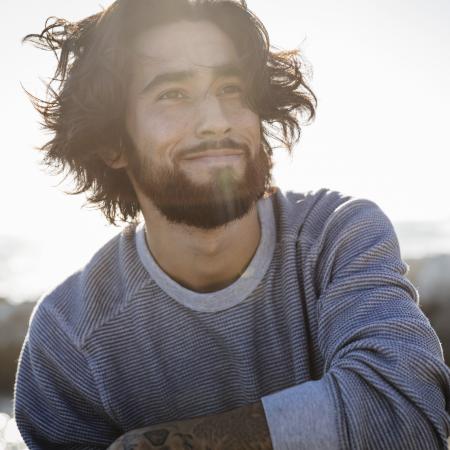 Hombre mirando a distancia: ensayos clínicos de Pfizer