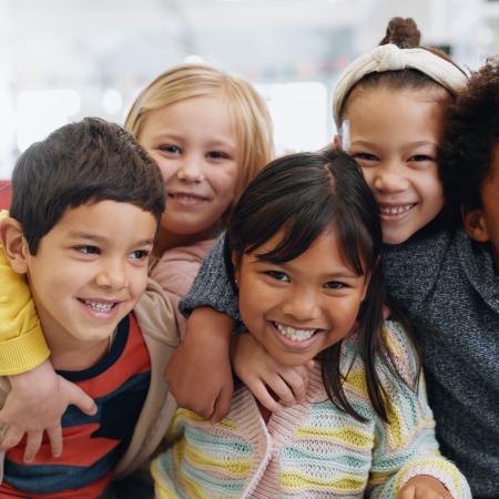 Grupo de niños en una clase – Estudios Clínicos de Pfizer