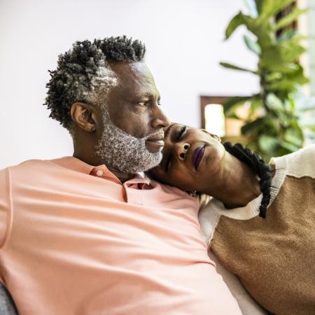 Hombre y mujer sentados en un sofá; Estudios Clínicos de Pfizer – Estudios Clínicos de Pfizer