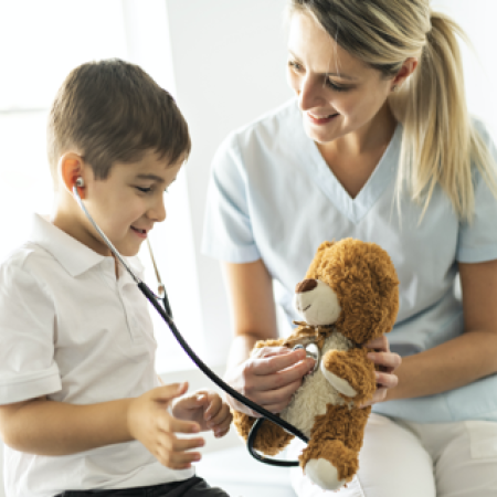 Participante de un estudio clínico pediátrico y proveedor de atención médica