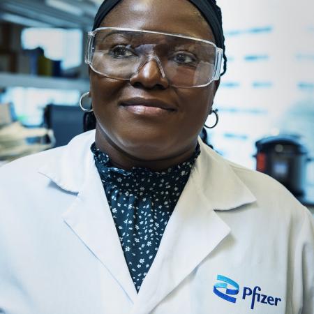 Female Pfizer scientist in lab | Pfizer clinical trials