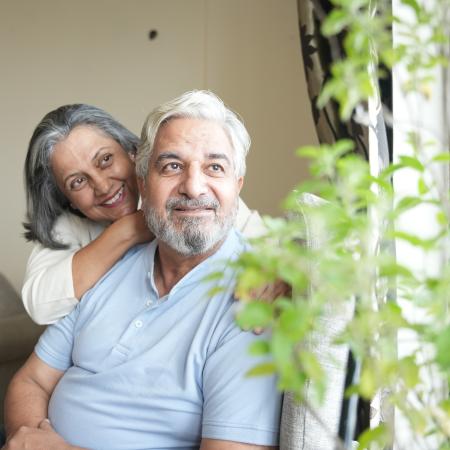 Pareja en su sala de estar - Estudios Clínicos de Pfizer